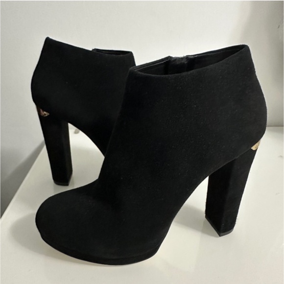 BNWOT- KORS Michael Kors Leather Suede Black Gold Side Zip Heel Ankle Boots (7) - Picture 8 of 13